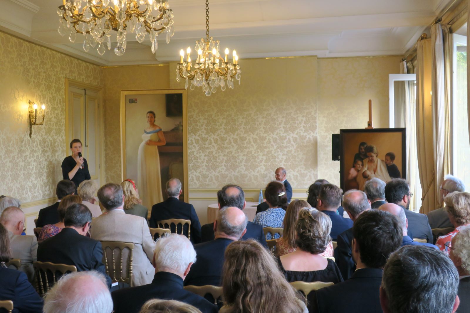 Presentation of the paintings in one of the salons of the Interalliée